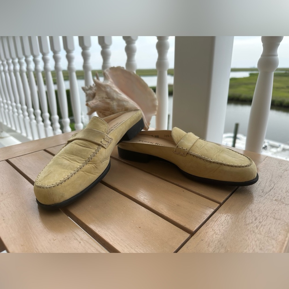 Taryn Rose Cream Slip-On Loafers with Moccasin Stitching - size 6